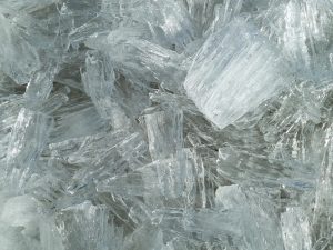 Es flake berbentuk seperti pecahan kaca.